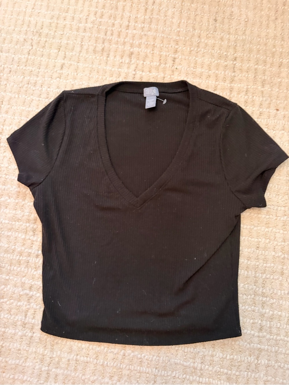 Tillys Womenโs Black V-Neck Ribbed Short Sleeve Tee. Cropped